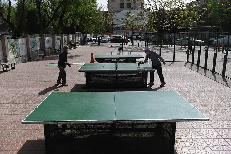 ▲4月26日清晨,居民在社区里打乒乓球。