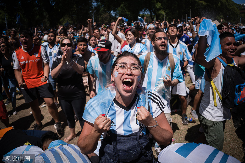 狂欢庆祝的阿根廷球迷。