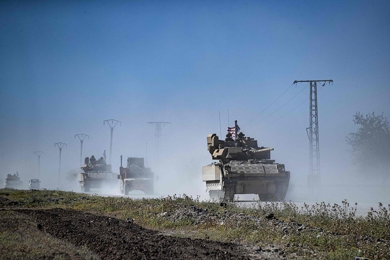 美军在叙利亚东北部一乡村附近巡逻