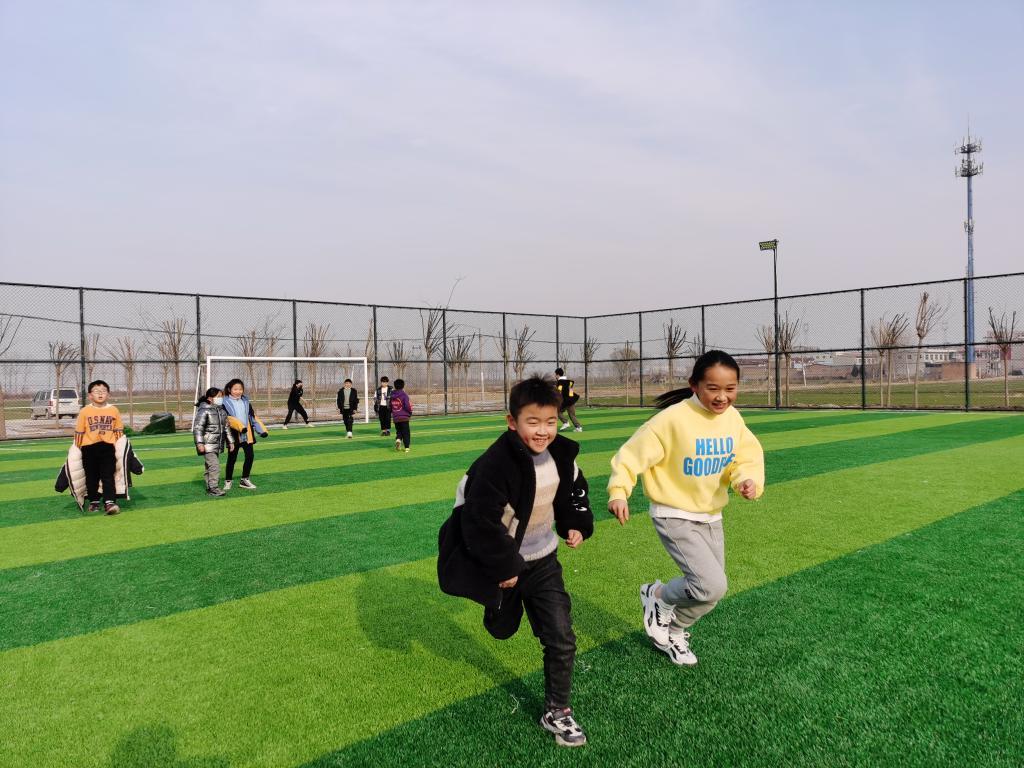 孩子们在大北头村足球场上奔跑.受访者供图