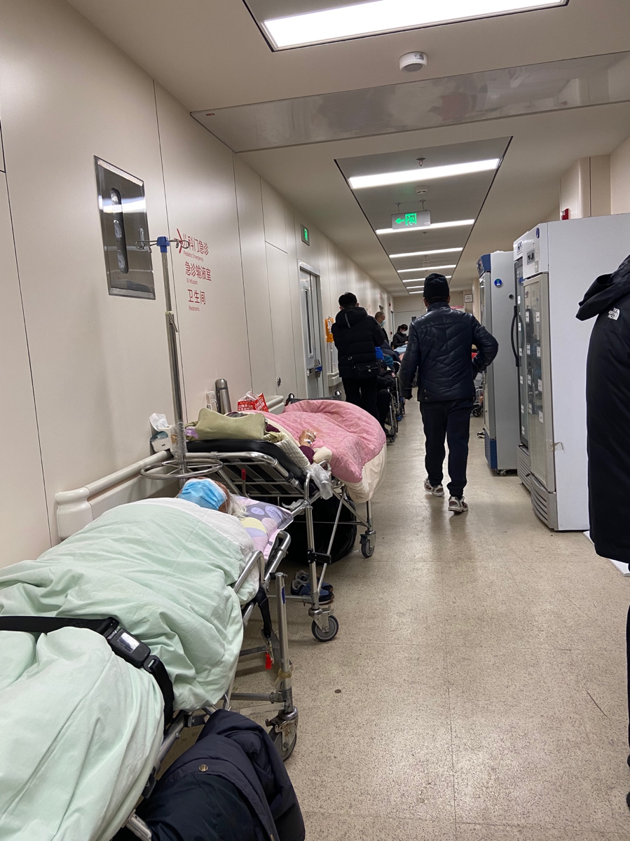 图:输液室外的走廊(秘丛丛摄)