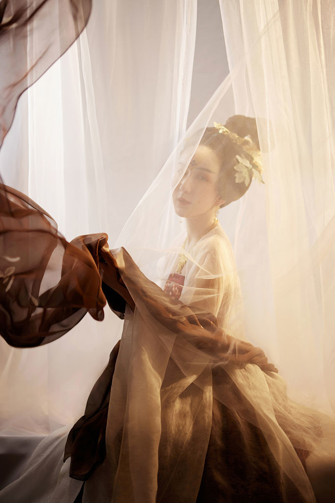 娄艺潇出席芭莎极品珠宝夜宴 唐风造型雍容华贵彰显国风魅力_凤凰网