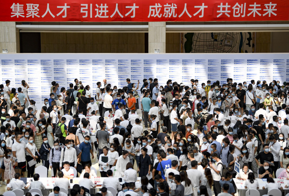 这是宁夏银川万人专场招聘会现场（2022年8月20日摄）。本次招聘会计划招聘10000余人，涵盖能源化工、新能源、新材料等行业的职能管理人员、专业技术人员、操作岗位人员等。新华社记者 冯开华 摄