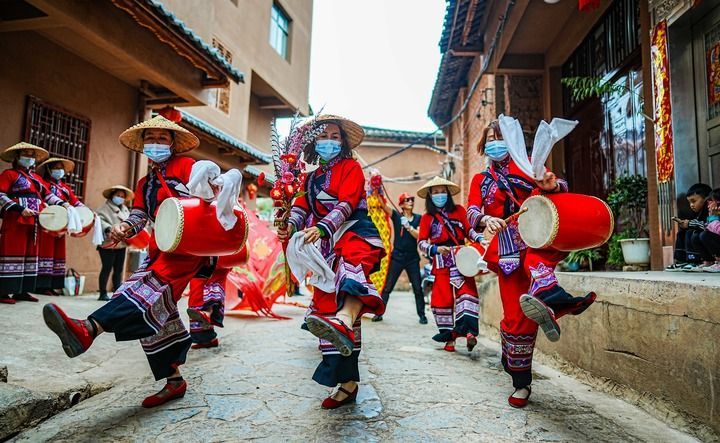 云南省昆明市晋宁区福安村村民在村里一年一度的民俗活动上表演舞蹈（2022年4月5日摄）。新华社记者 江文耀 摄