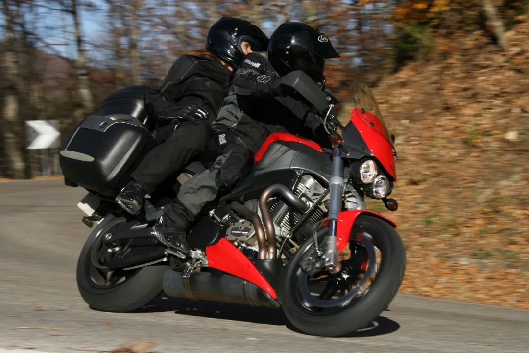 很运动,很有个性的摩托车,那就是哈雷麾下的布尔(buell)