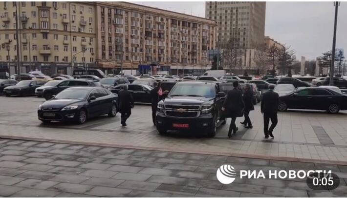 美國駐俄羅斯大使沙利文及隨行人員離開俄外交部時的畫面，圖源：俄新社視頻截圖