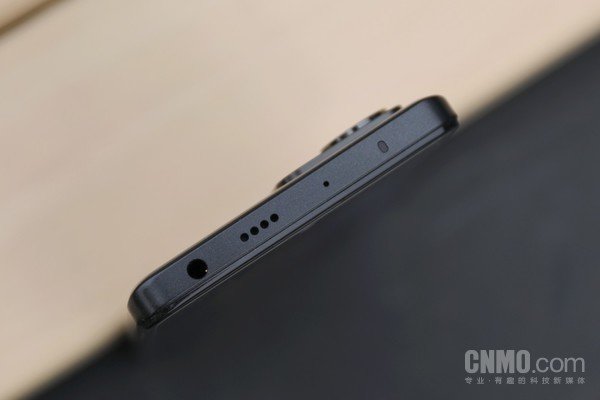 多功能NFC、红外遥控、3.5mm耳机孔等也在Note 12 探索版中得到保留