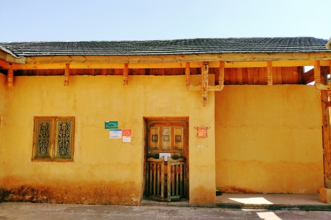 三河村每戶村民家都有一個專屬二維碼——“戶聯碼”，就張貼在家家戶戶的門口。受訪者供圖