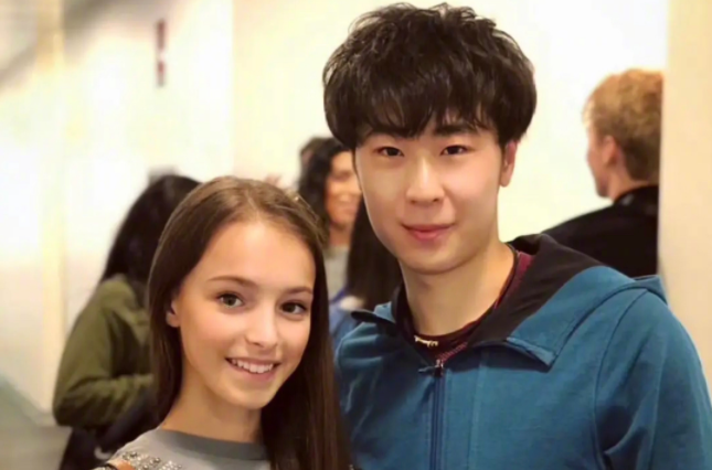 神仙友谊!金博洋送千金冰墩墩 帽子 千金:一直喜欢和关注他