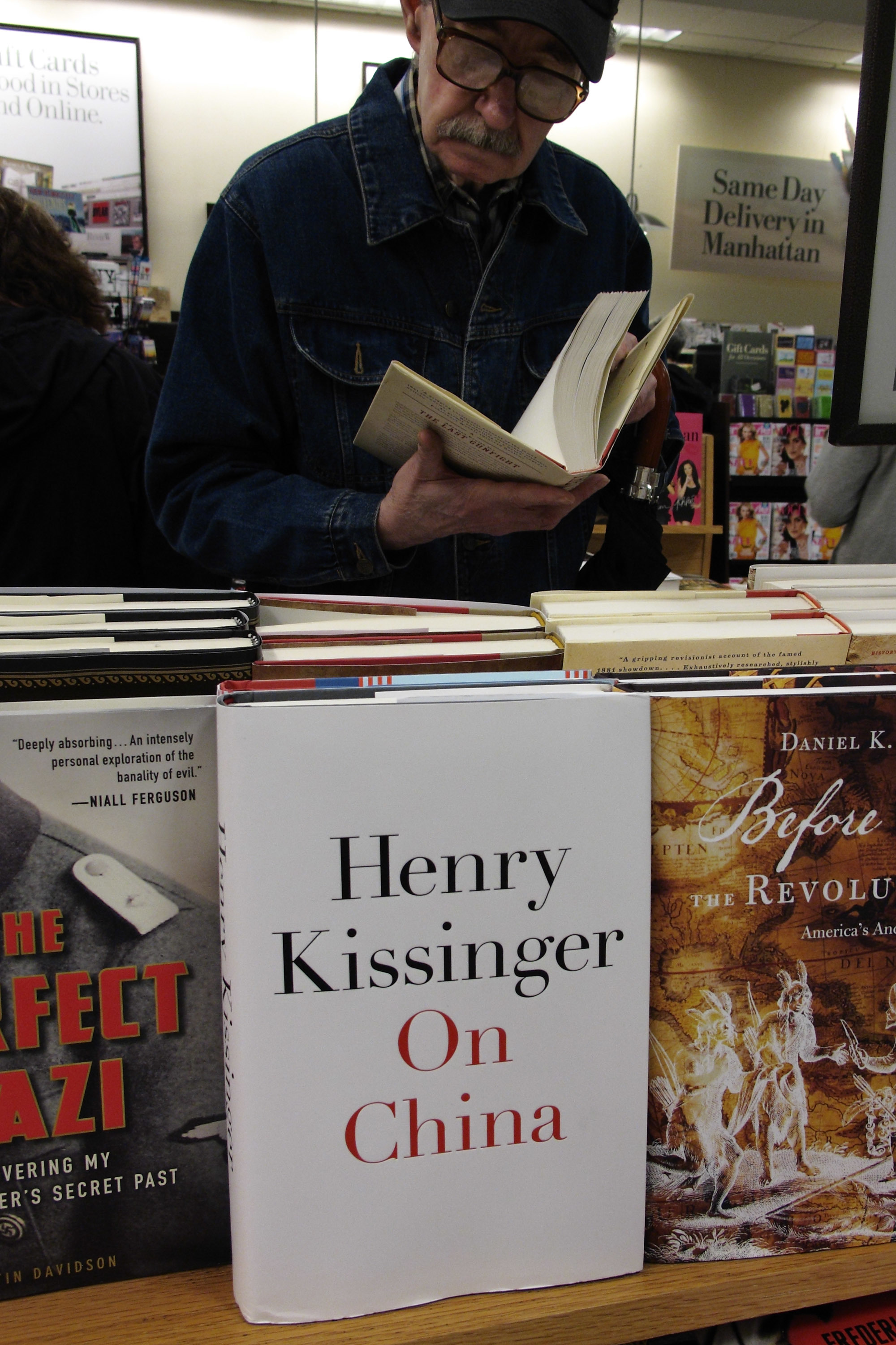 2011年5月18日，亨利·基辛格的著作《论中国》在美国纽约巴恩斯与诺布尔书店销售。新华社发（吴凯翔摄）