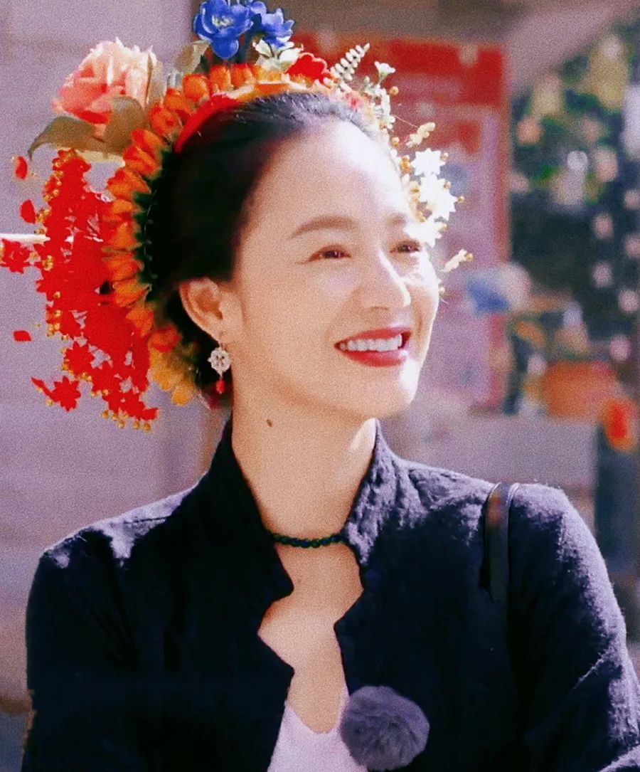 周韵满头戴花的场景就好像一股提早赶来的春风,一下子温暖了看客的