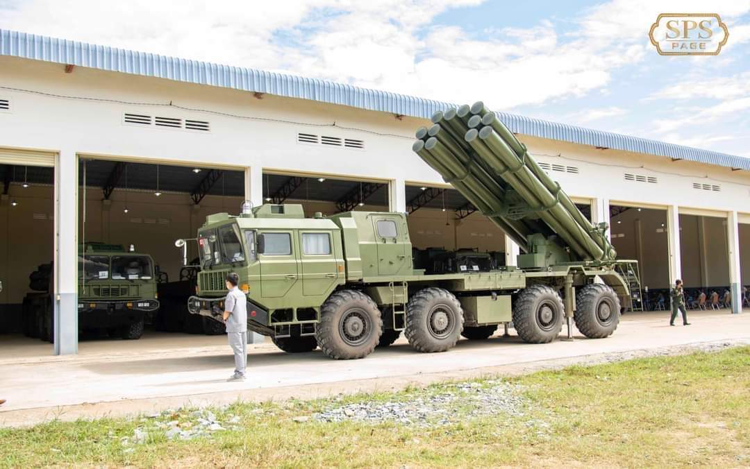 柬埔寨陆军采购的SH-1型火炮（上）、90B122毫米自行火箭炮（中）和AR-2型远程火箭炮 图源：柬埔寨国防部