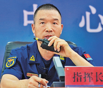 李胜利在江西省消防救援总队指挥中心进行远程调度。新华社记者 万 象摄