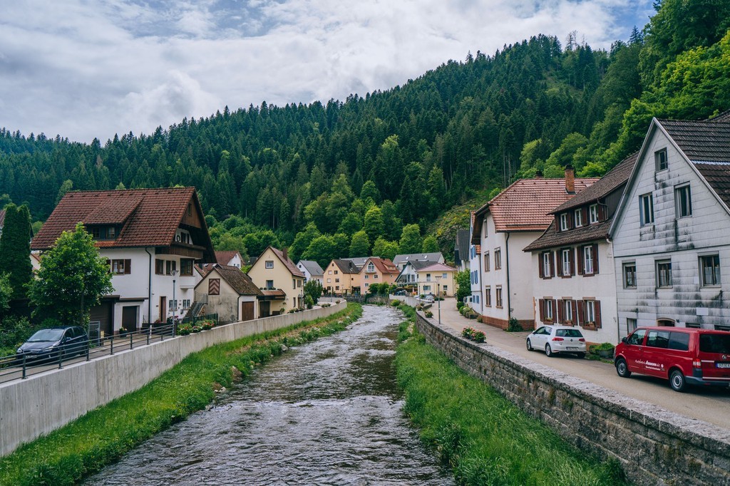 德国黑森林小镇希尔塔赫(Schiltach)依山傍水,清新幽静,是人们喜爱的森林空气疗养地之一。其实,希尔塔赫最有名气的是保存完好的桁架结构建筑,被人们誉为桁架建筑艺术博物馆。希尔塔赫的名气主要来自于整个小镇几百年传承下来的木桁架结构建筑。因小镇处于黑森林地区腹地,森林资源丰富,桁架结构的木屋便是当地人居住的首选。这种木屋就地取材,冬暖夏凉,易于施工,适合这里气候和经济条件。这种房屋外观被漆成五颜六色更显得格外抢眼,如此美观漂亮的小镇让人疑为置身于童话世界。