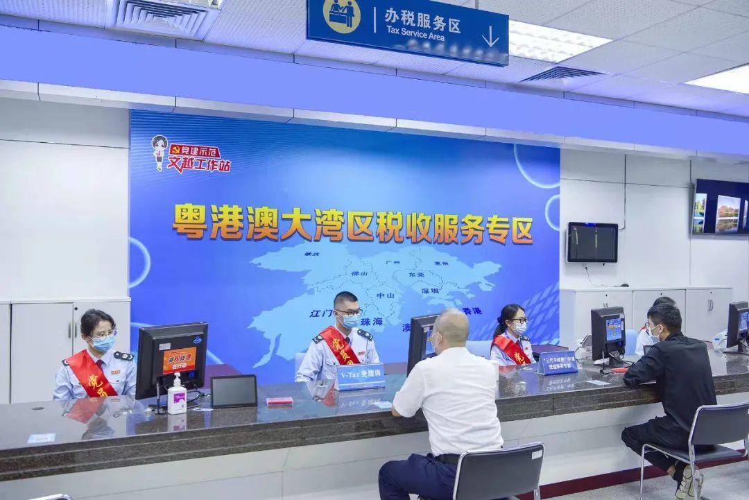 图为纳税人在粤港澳大湾区税收服务专区办理涉税业务。