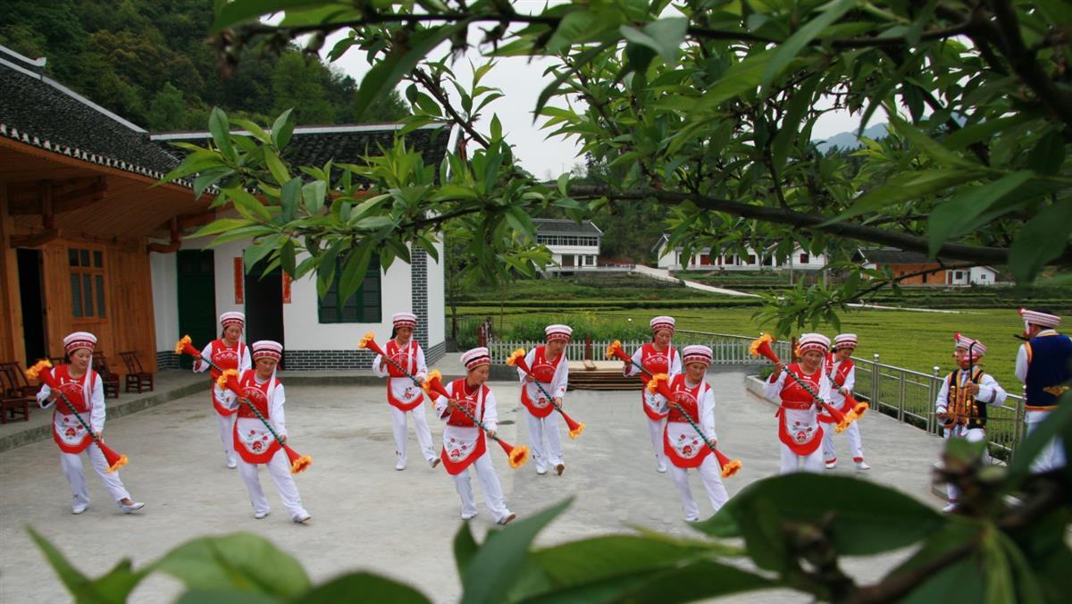 村民喜跳杖鼓舞铁炉白族人家服饰上仍保持着传统文化的特点,服装多