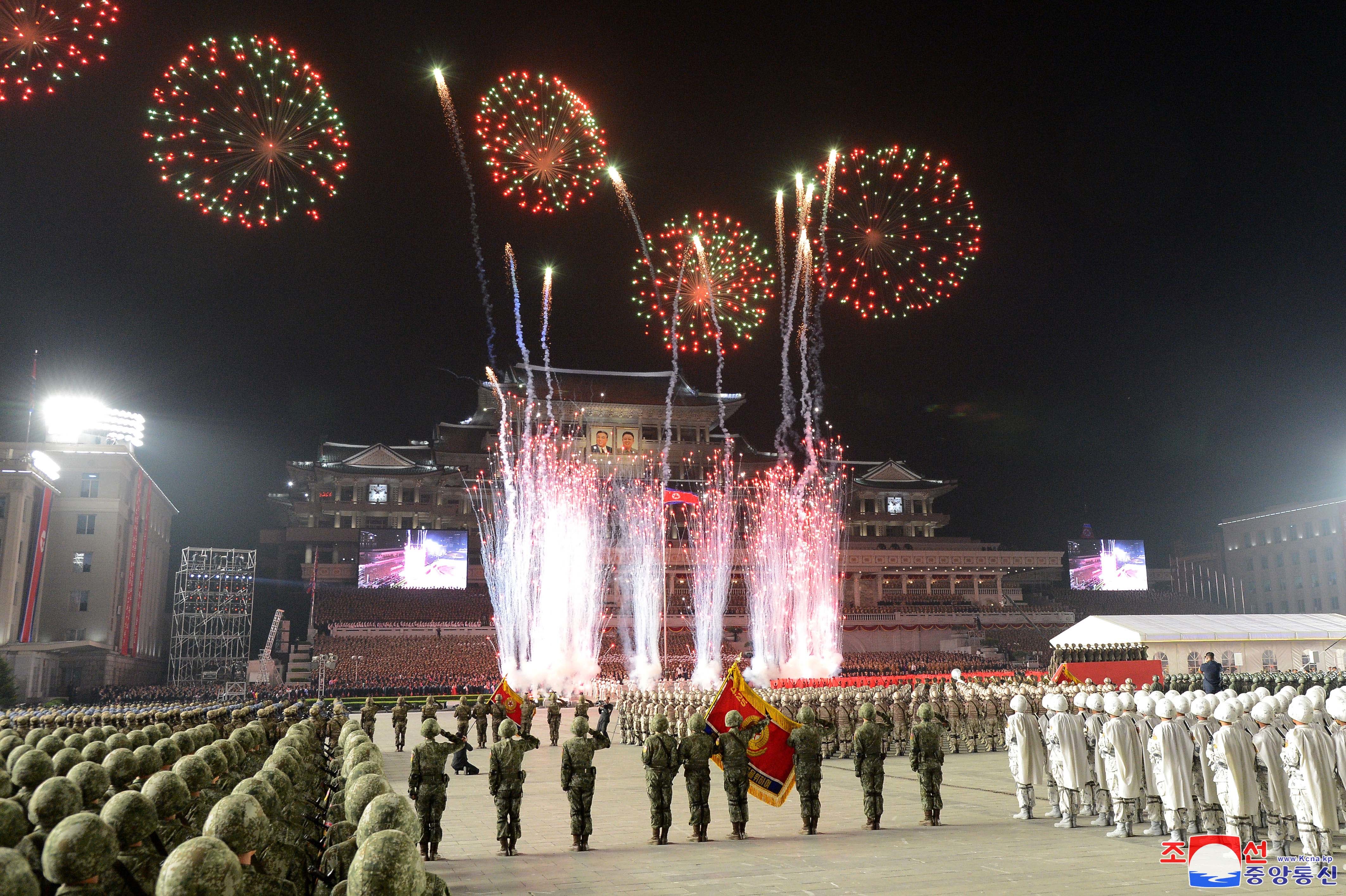 朝鲜举行大型阅兵式庆祝人民革命军成立90周年_凤凰网