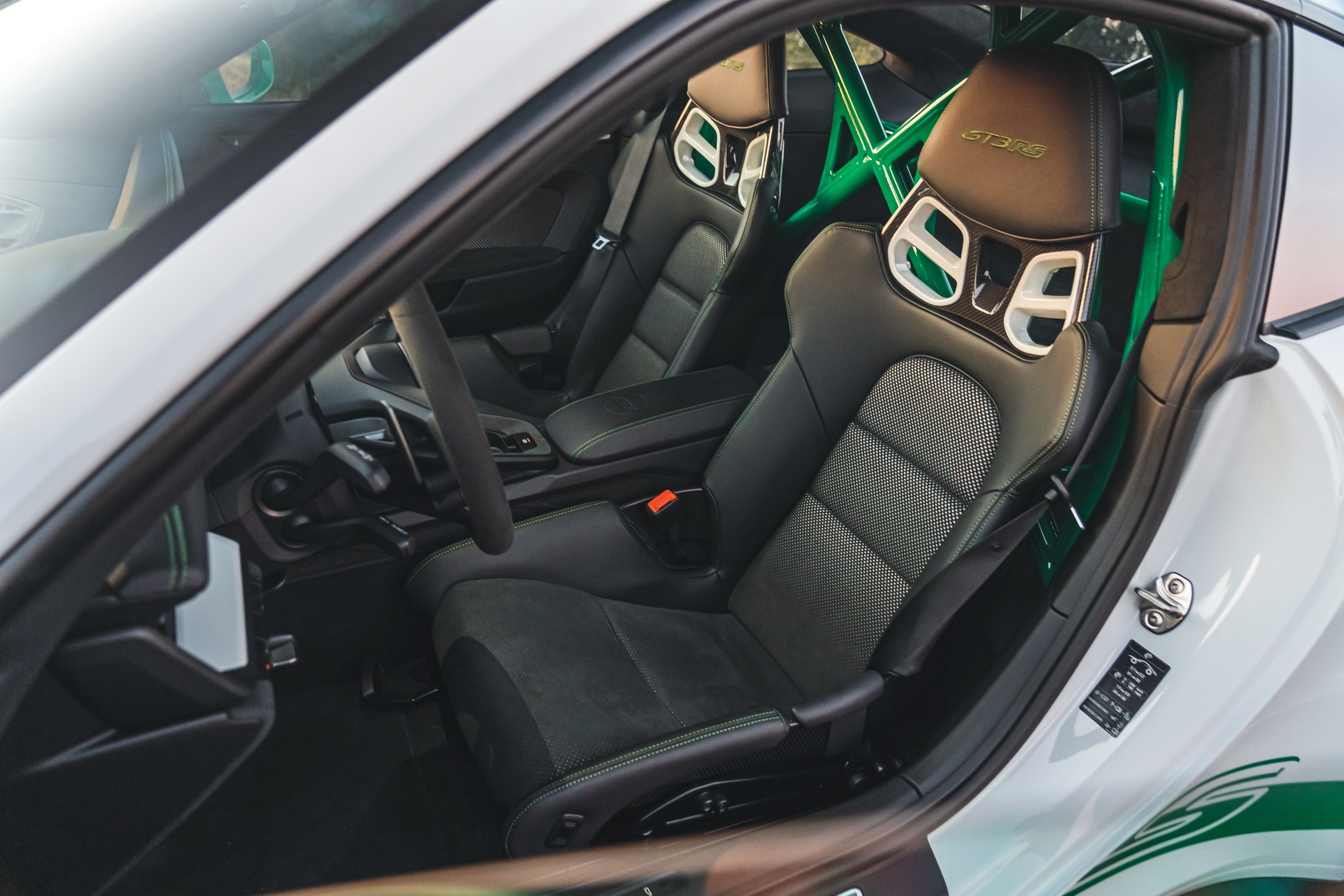 凤凰网汽车>全媒体>正文>内饰部分,保时捷新款911 gt3 rs特别版采用