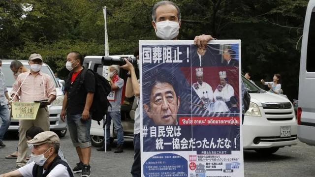 安倍国葬在日本国内引起巨大争议。图源：ap