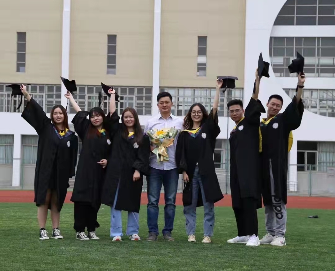 徐晓明(中)和学生们在一起。