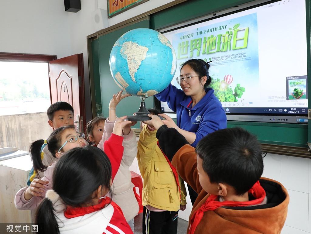 湖南湘西：世界地球日将至学生学习地理知识