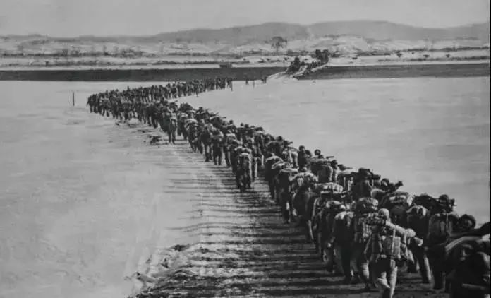 圖丨1950年10月，中國人民志愿軍跨過鴨綠江，赴朝作戰。