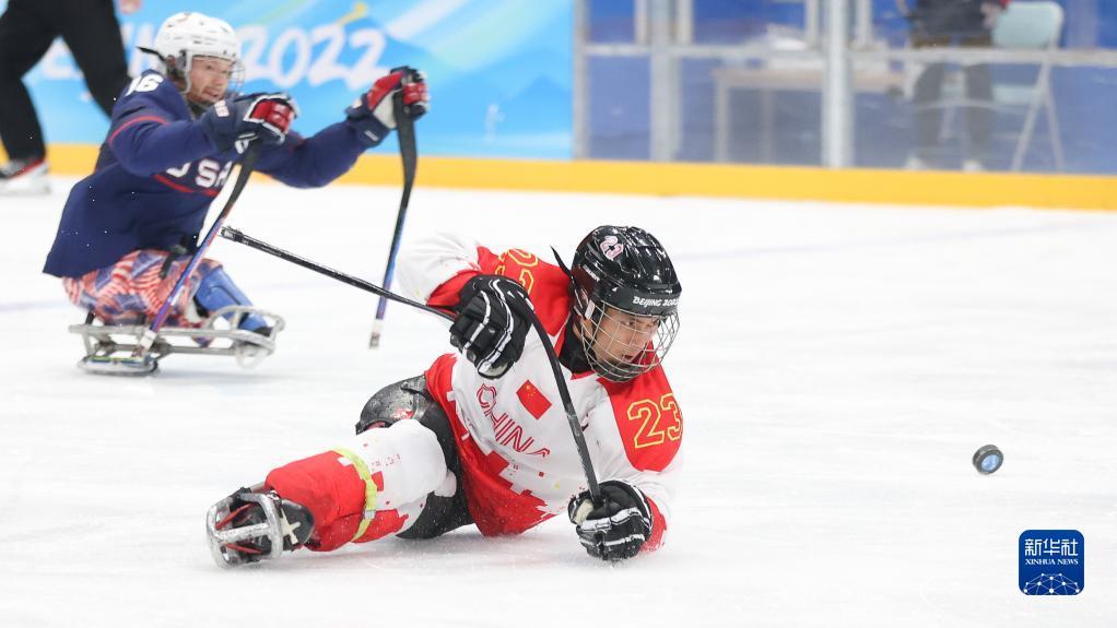 3月11日，在北京國家體育館，中國隊球員崔玉濤（右）在北京2022年冬殘奧會殘奧冰球半決賽中。新華社記者 馬希平 攝
