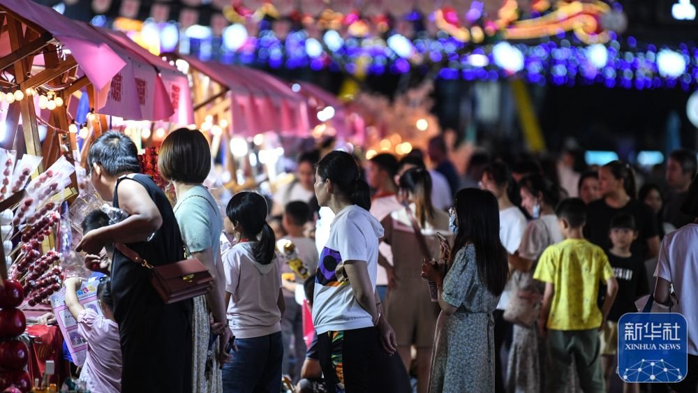 10月5日，市民在广西百色天街夜市购物游玩。新华社记者 张爱林 摄