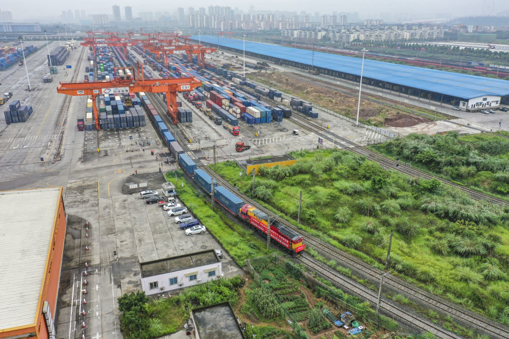 中欧班列（重庆）第10000列列车在重庆团结村中心站顺利驶出（2022年6月23日摄，无人机照片）。新华社记者 黄伟 摄