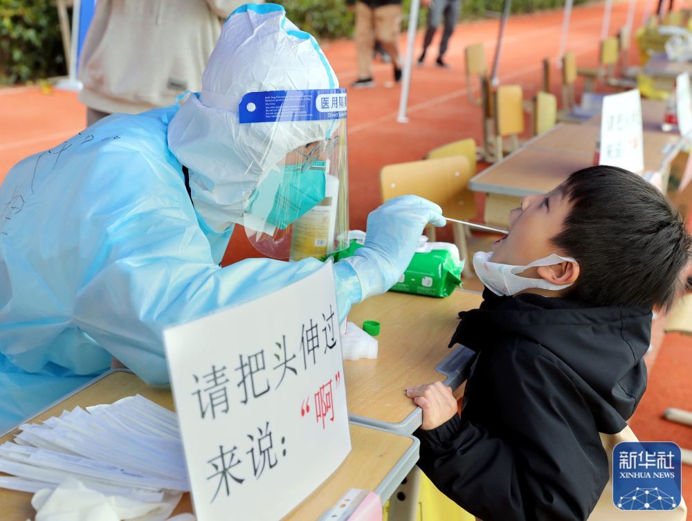 3月19日，检测人员为上海康城居民进行核酸采样。