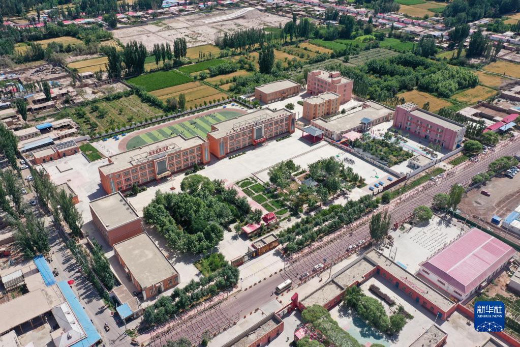 这是新疆喀什地区疏附县托克扎克镇中心小学（2022年6月10日摄，无人机照片）。新华社记者 丁磊 摄
