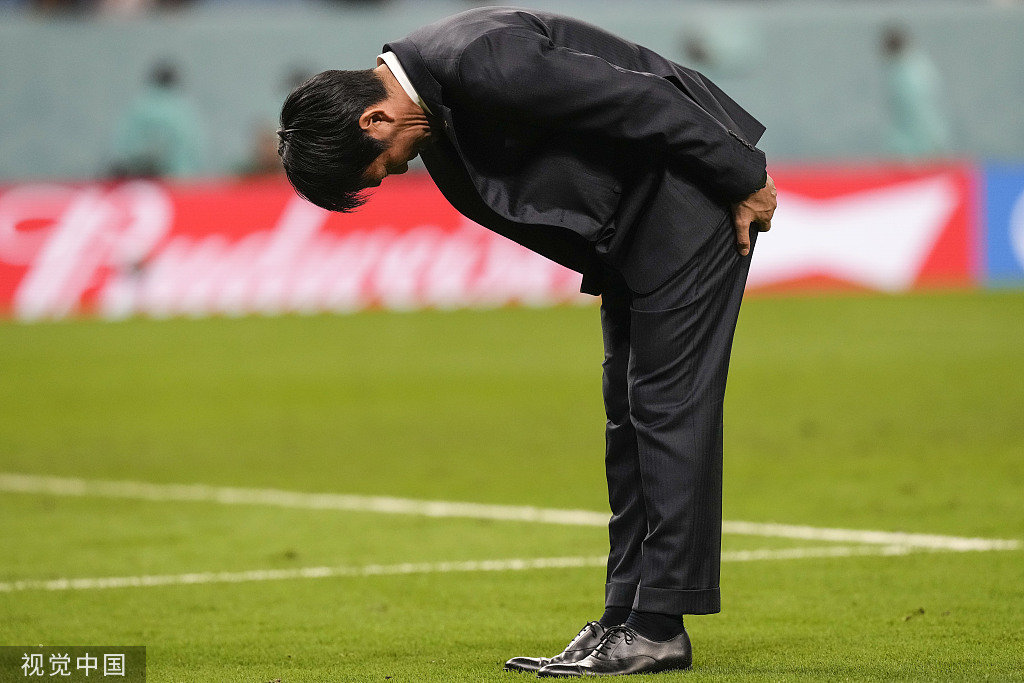 日本队主帅森保一赛后鞠躬致歉。