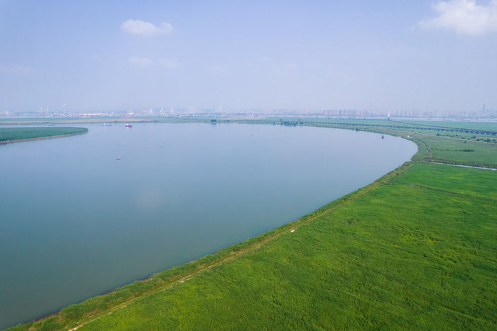 这是5月24日在岳阳市君山区林阁老段拍摄的长江。新华社记者 陈思汗 摄