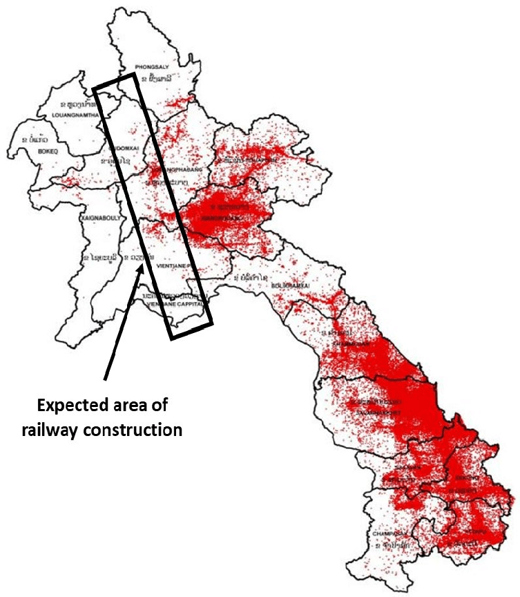 红点为老挝未爆炸弹药污染区域，框处为预计铁路建设区域