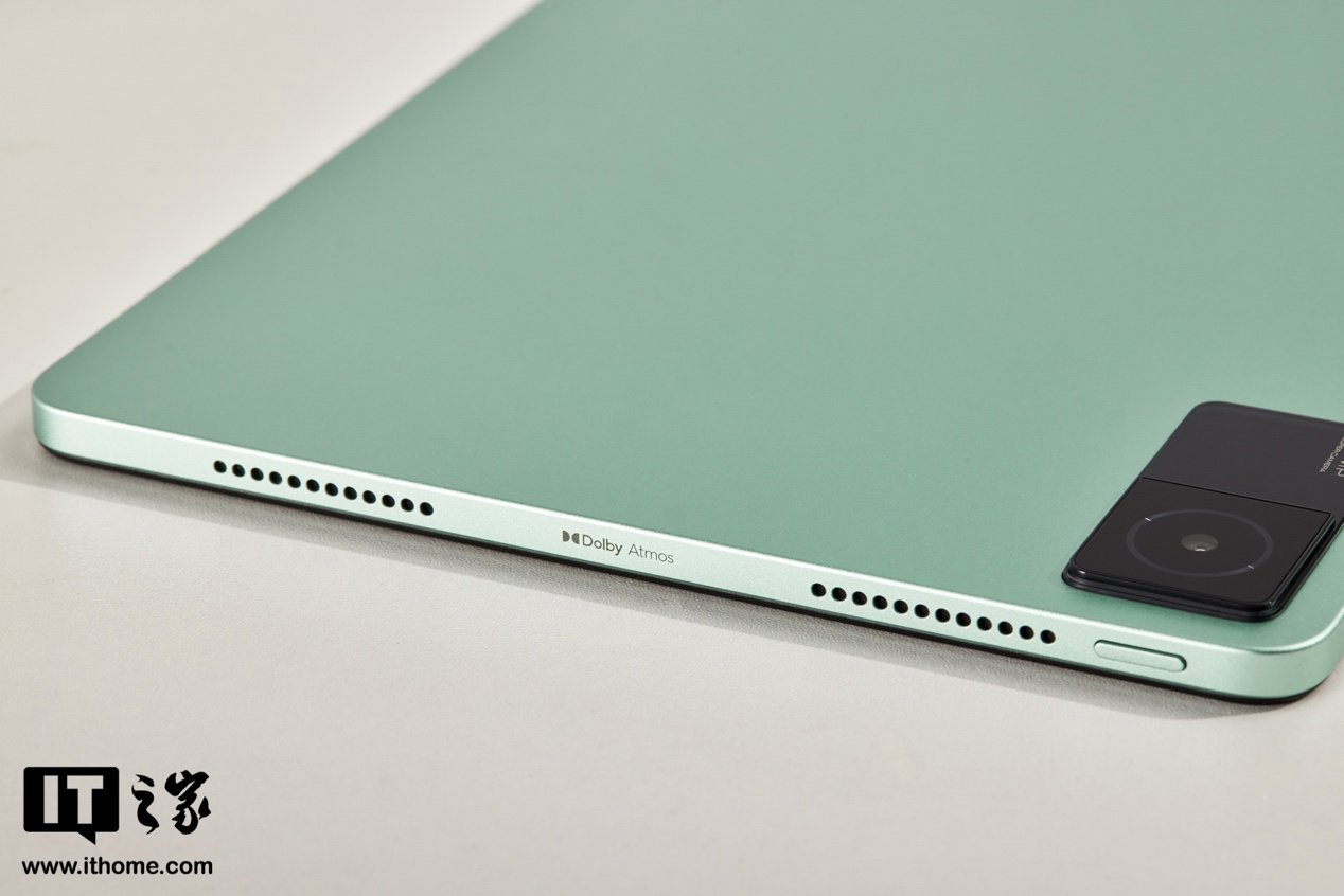 桌子上的电脑和手机