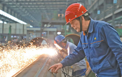 艾爱国在工作中。图片由湘潭钢铁集团有限公司综合管理部提供