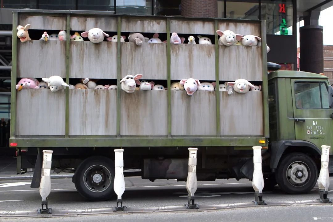 班克斯（Banksy），《羔羊的警报》(Sirens of the Lambs，2013)，图片/ic photo.