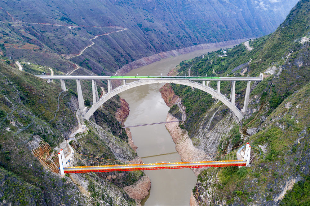 復興號列車通過大瑞鐵路大保段瀾滄江特大橋,紅色橋樑為中緬油氣管道