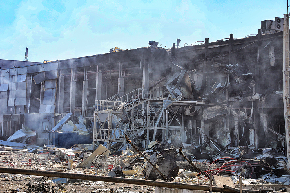 当地时间2022年5月10日,乌克兰敖德萨,当地一商场遭袭受损严重.