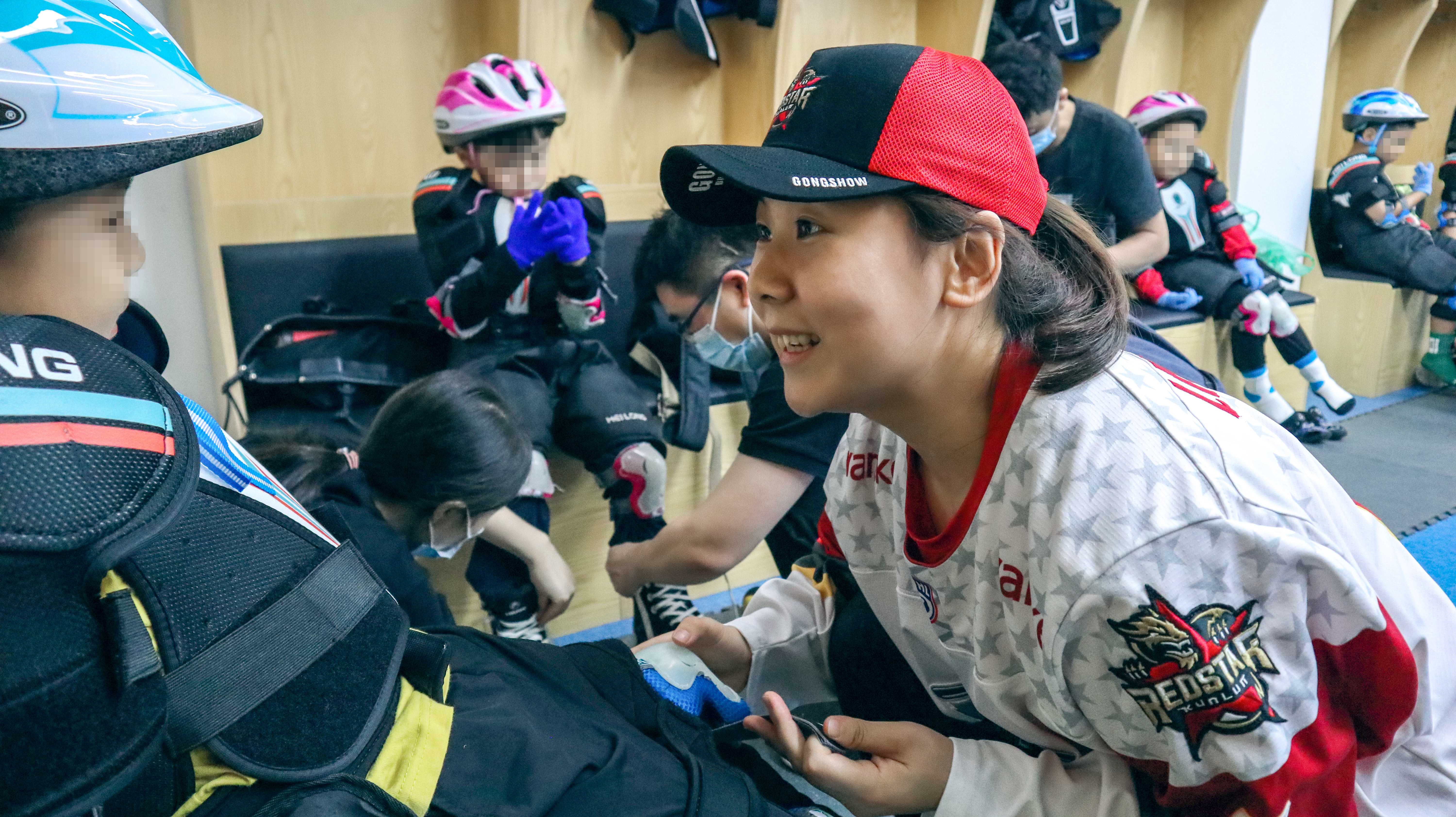 杨丽莹在更衣室内与小朋友交流。受访者供图