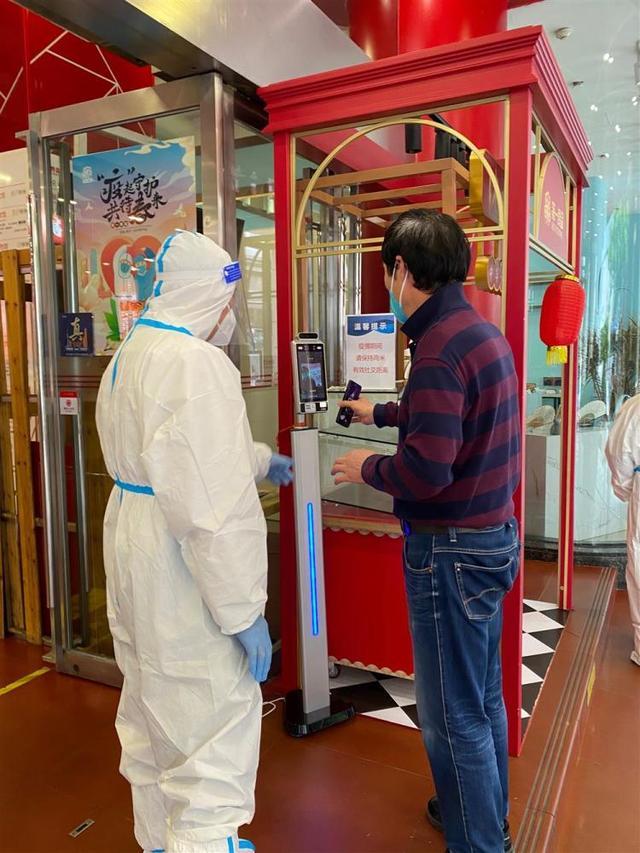 消费者进入第一食品南东店，需要先通过“数字哨兵