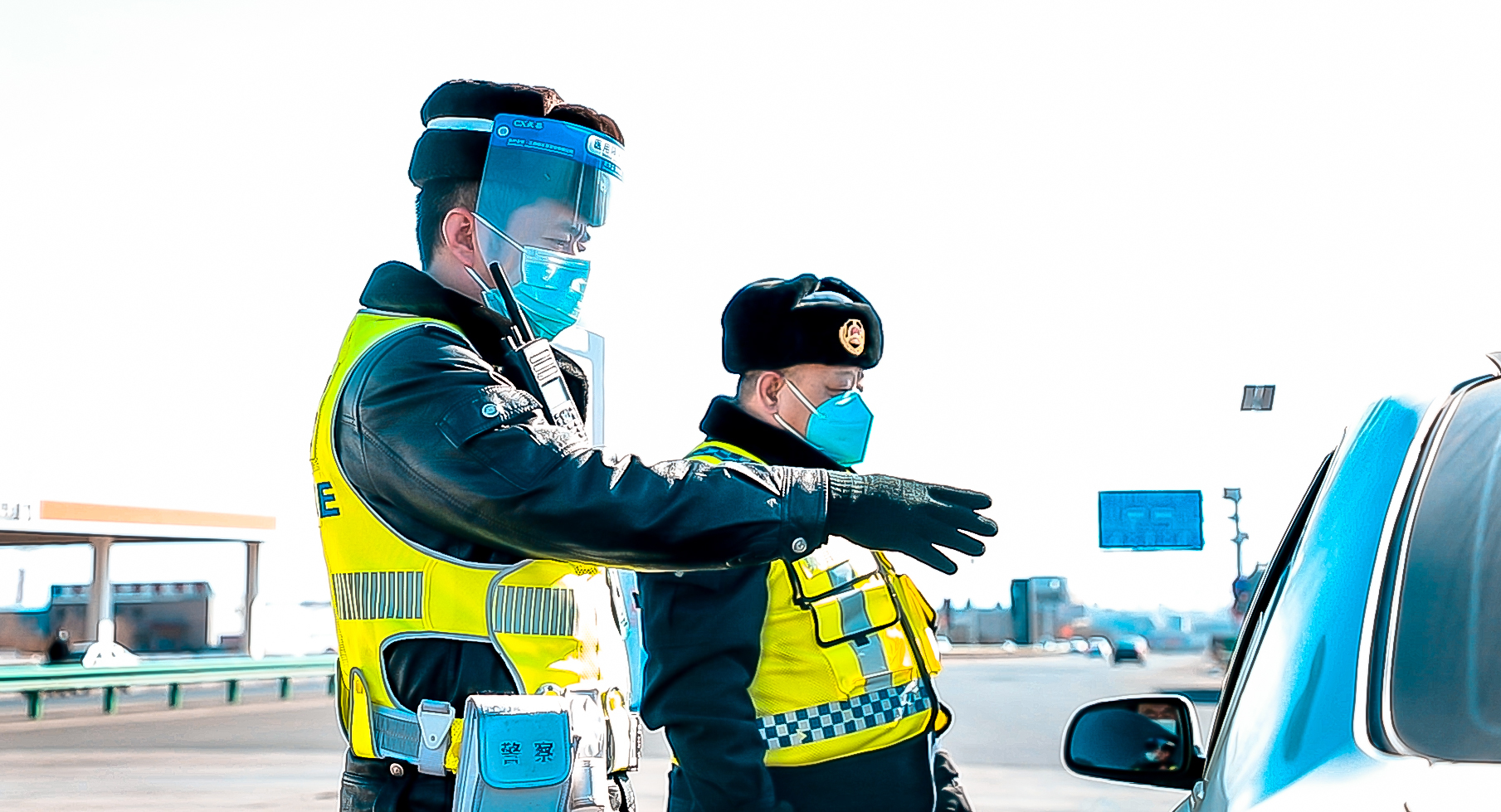 2月20日,内蒙古包头市组织公安交警执法人员在高速出入口检查过往车辆