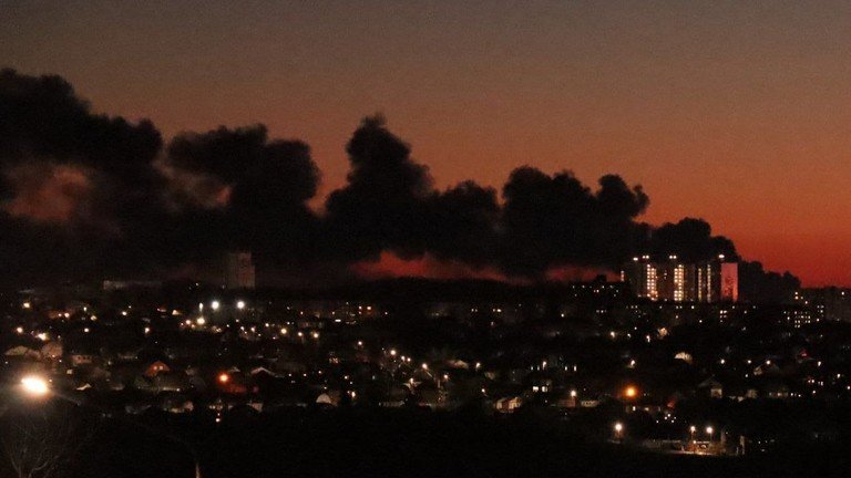 俄罗斯库尔斯克州的一处机场的储油设施遭到无人机攻击起火，图自Telegram