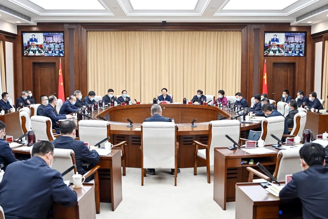 11月23日，省委书记景俊海主持召开省委常委会会议和全省疫情防控工作调度会议。