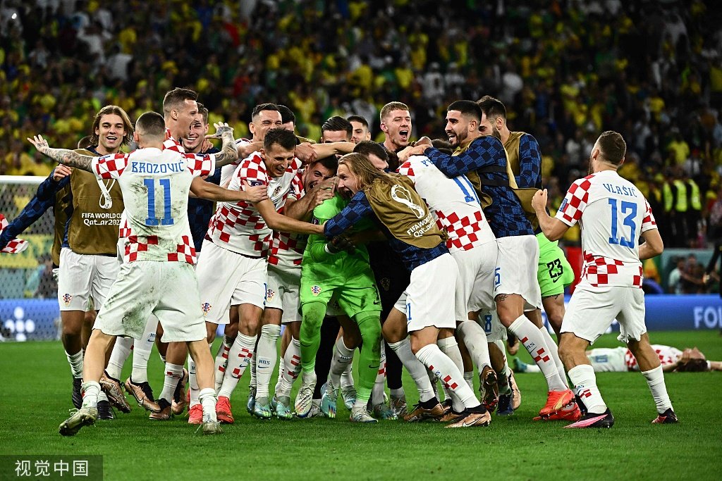 克罗地亚队疯狂庆祝。