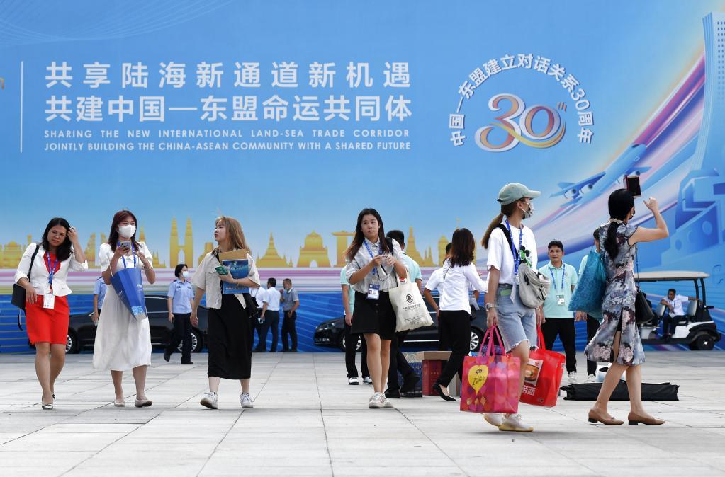 2021年9月11日，在广西南宁国际会展中心，参观者走出第18届中国-东盟博览会展馆。新华社记者陆波岸摄
