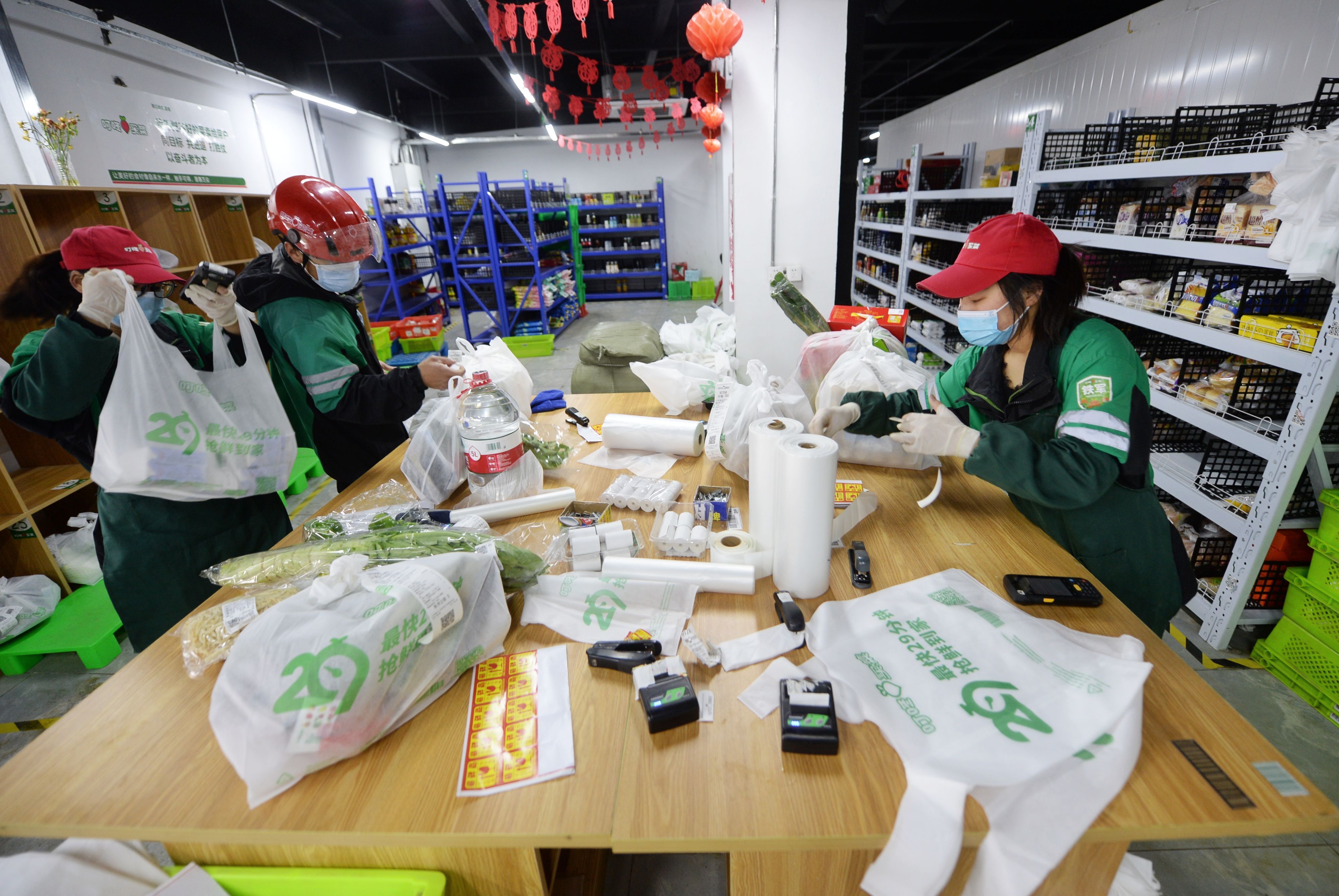 4月26日早上,北京朝阳区十里堡区域的前置仓,异常忙碌,一车车蔬菜