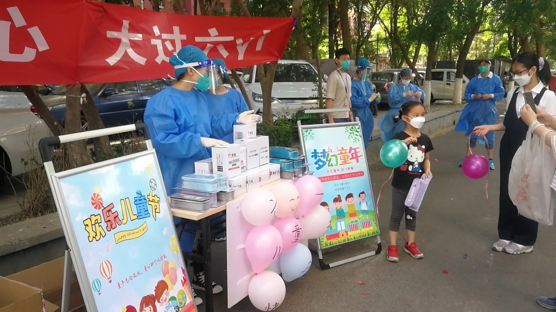 6月1日，北京市丰台区西罗园街道洋桥西里社区为孩子们发放儿童节礼物。 受访者供图