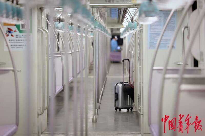 5月22日，上海地铁虹桥火车站站，一名大一学生乘坐地铁回位于黄浦区的家中，她所在的学校已封闭管理两个多月。中青报·中青网记者 李强/摄
