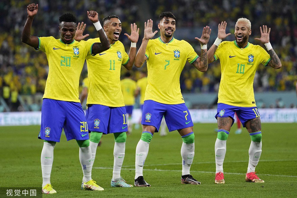 巴西队进球后翩翩起舞。